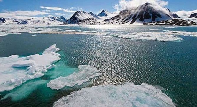 Arktik pozelenio, led propušta svjetlo Arktik pozelenio, led propušta svjetlo