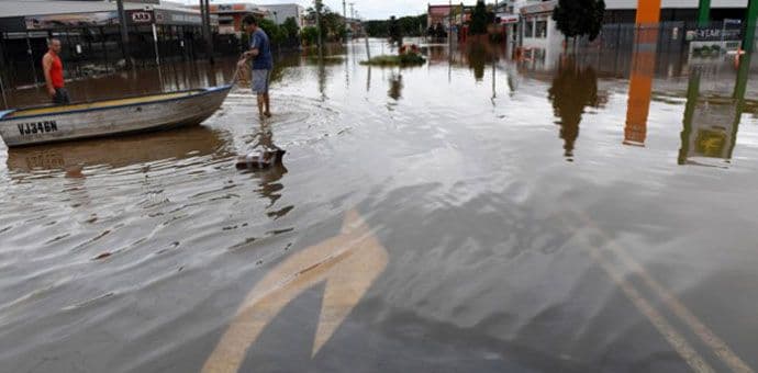 Uništeni mostovi i putevi u Australiji, više od 100.000 ljudi bez struje Uništeni mostovi i putevi u Australiji, više od 100.000 ljudi bez struje