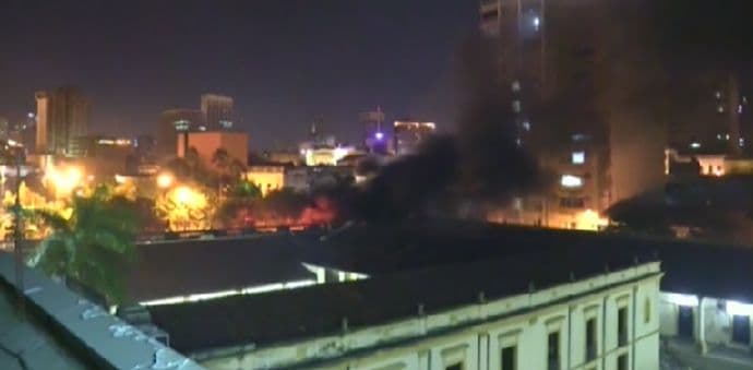 Zapaljen parlament, predsjednik moli za mir Zapaljen parlament, predsjednik moli za mir