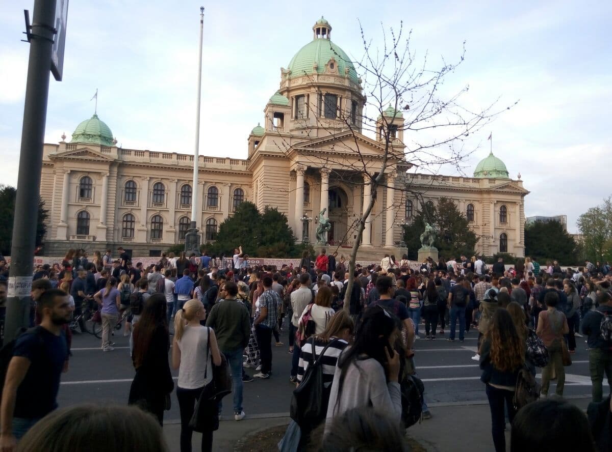 BEOGRAD: Napeto, demonstranti probili ogradu BEOGRAD: Napeto, demonstranti probili ogradu