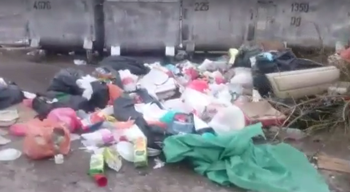 Podgorica: Velika količina smeća iza Doma zdravlja (Video) Podgorica: Velika količina smeća iza Doma zdravlja (Video)