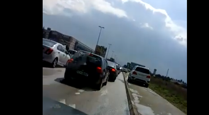 Podgorica: Kad je gužva može i preko trotoara (Video) Podgorica: Kad je gužva može i preko trotoara (Video)