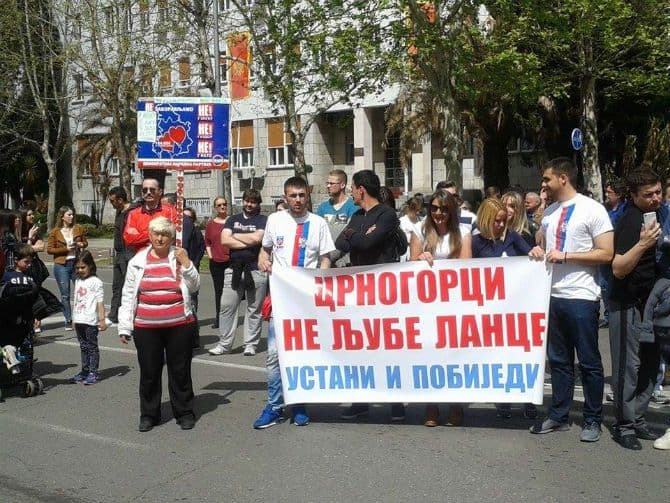 NIKO IZ OPOZICIJE NIJE DOŠAO: Oko 100 ljudi na anti-NATO protestu ispred Skupštine NIKO IZ OPOZICIJE NIJE DOŠAO: Oko 100 ljudi na anti-NATO protestu ispred Skupštine