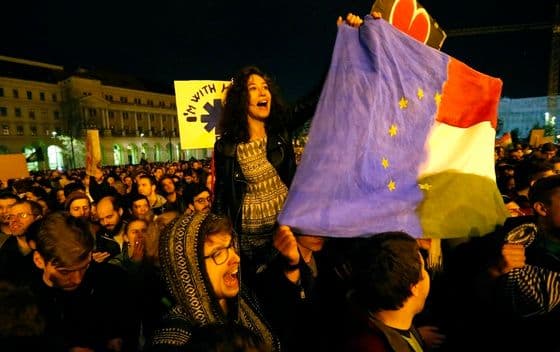Hiljade protestovalo u Budimpešti u znak podrške Sorošovim fakultetima Hiljade protestovalo u Budimpešti u znak podrške Sorošovim fakultetima