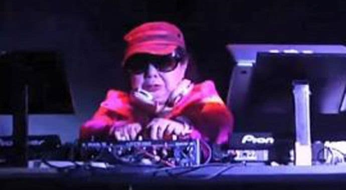 Baka sa 82 godine trese japanske diskoteke Baka sa 82 godine trese japanske diskoteke