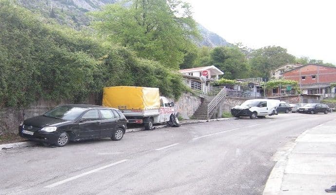 Nezgoda u Dobroti: Oštećeno nekoliko parkiranih vozila(FOTO) Nezgoda u Dobroti: Oštećeno nekoliko parkiranih vozila(FOTO)