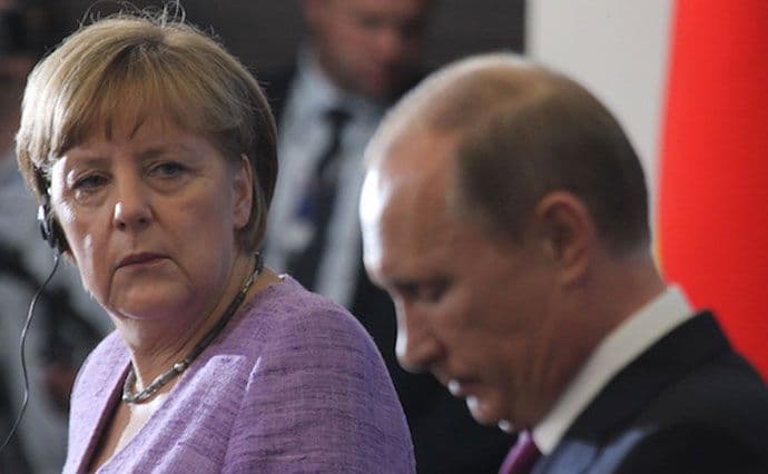 Merkelova predala Velikoj Britaniji tajne dosijee o Putinu Merkelova predala Velikoj Britaniji tajne dosijee o Putinu