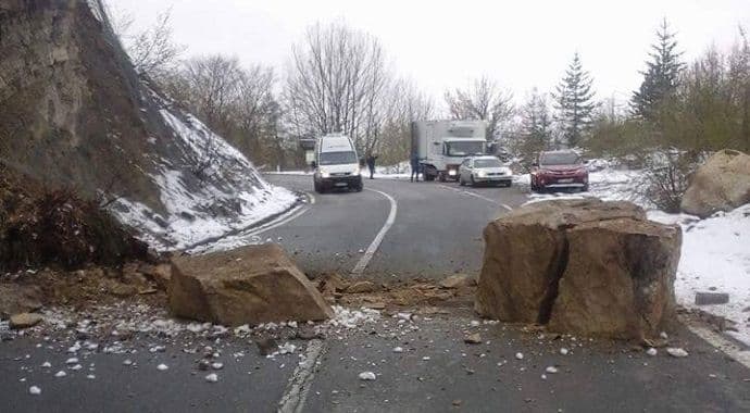 Đurđevića Tara: Veliki odron na putu (Foto) Đurđevića Tara: Veliki odron na putu (Foto)