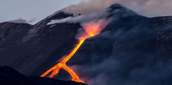 Užarena lava i dalje se sliva niz Etnu Užarena lava i dalje se sliva niz Etnu