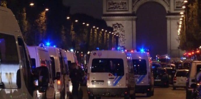 Prvi snimak napada na policajce u Parizu (Video) Prvi snimak napada na policajce u Parizu (Video)