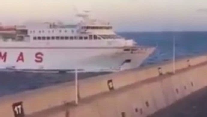 Trajekt udario u mol, 13 povrijeđenih Trajekt udario u mol, 13 povrijeđenih