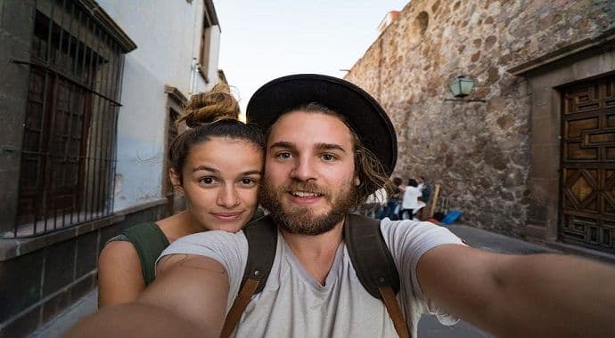 FOTO: Stari autobus pretvorili u svoj dom - dosadio im život u gradu FOTO: Stari autobus pretvorili u svoj dom - dosadio im život u gradu