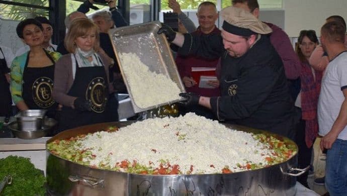 Ušla u Ginisovu knjigu rekorda: U Ohridu napravljena džinovska šopska salata Ušla u Ginisovu knjigu rekorda: U Ohridu napravljena džinovska šopska salata