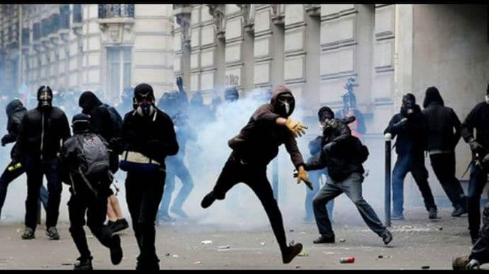 Haos u Parizu: Suzavci i dimne bombe uoči prvog kruga predsjedničkih izbora Haos u Parizu: Suzavci i dimne bombe uoči prvog kruga predsjedničkih izbora