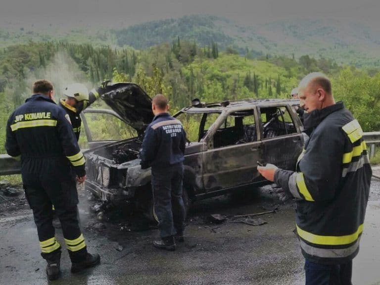 Izgorelo vozilo na crnogorsko-hrvatskoj granici Izgorelo vozilo na crnogorsko-hrvatskoj granici