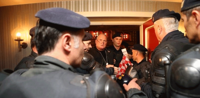 Protest desničara zbog predstave Frljića u Splitu Protest desničara zbog predstave Frljića u Splitu