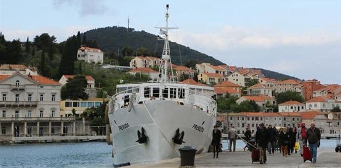 Tragedija kod Dubrovnika: U sudaru brodica najmanje dvoje mrtvih, pet osoba nestalo Tragedija kod Dubrovnika: U sudaru brodica najmanje dvoje mrtvih, pet osoba nestalo