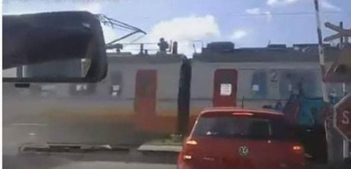 VIDEO: Voz prolazi, a rampa podignuta! VIDEO: Voz prolazi, a rampa podignuta!