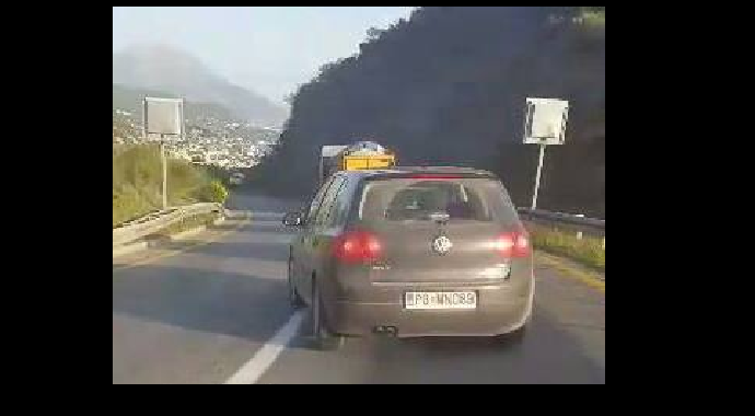 Službenim vozilom preticao kolonu preko pune (Video) Službenim vozilom preticao kolonu preko pune (Video)