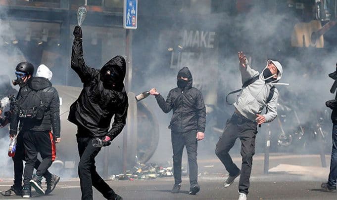 Sukobi studenata i policije u Parizu Sukobi studenata i policije u Parizu