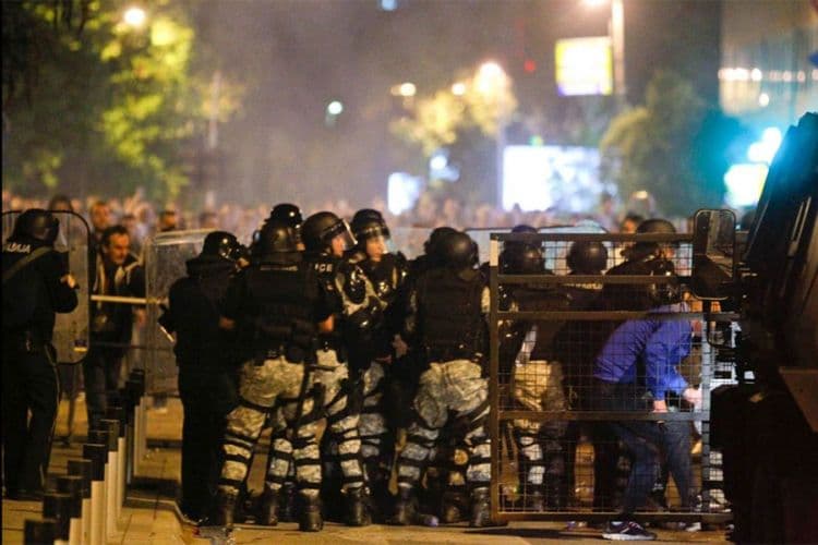 Situacija u Skoplju normalizovana, povrijeđeno do 100 ljudi Situacija u Skoplju normalizovana, povrijeđeno do 100 ljudi