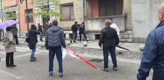 Sukob nepoznatih lica i grupe demonstranata (FOTO) Sukob nepoznatih lica i grupe demonstranata (FOTO)