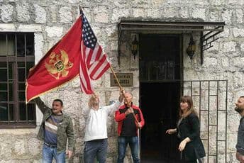 CETINJE: Američka i crnogorska zastava na ulazu bilijar kluba „Biljarda“ (FOTO)