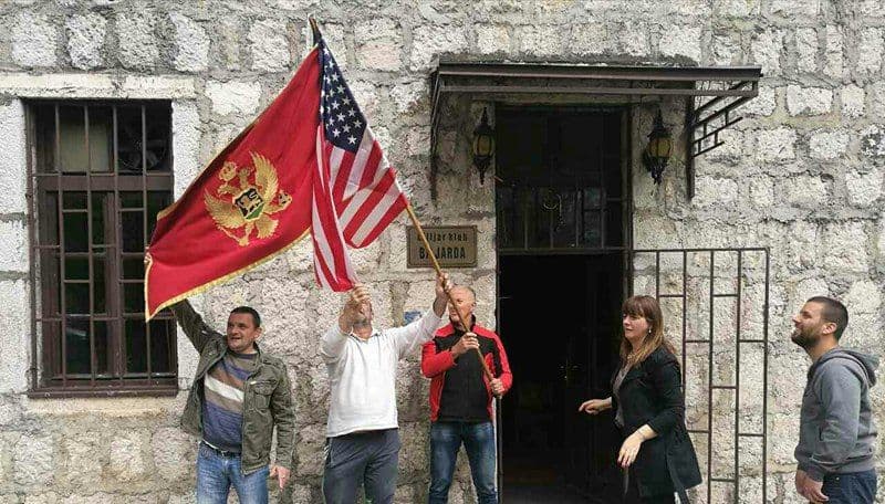 CETINJE: Američka i crnogorska zastava na ulazu bilijar kluba „Biljarda“ (FOTO) CETINJE: Američka i crnogorska zastava na ulazu bilijar kluba „Biljarda“ (FOTO)