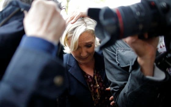 Marin le Pen gađali jajima u Bretanji (VIDEO) Marin le Pen gađali jajima u Bretanji (VIDEO)