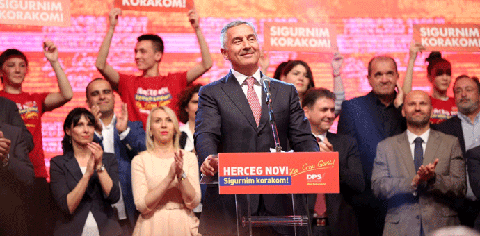 Đukanović: Tužno što se na trgu narodnog heroja okuplja raspomamljena četnička bratija Đukanović: Tužno što se na trgu narodnog heroja okuplja raspomamljena četnička bratija