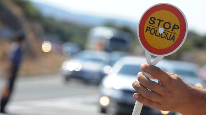 Herceg Novi: N.B. lišen slobode zbog prekršaja u saobraćaju i nezaustavljanja na policijski znak „stop“ Herceg Novi: N.B. lišen slobode zbog prekršaja u saobraćaju i nezaustavljanja na policijski znak „stop“