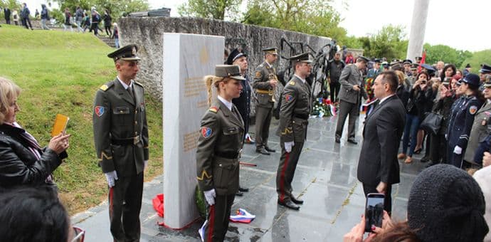 Vulin položio vijenac pa napustio skup zbog zastave Kosova Vulin položio vijenac pa napustio skup zbog zastave Kosova
