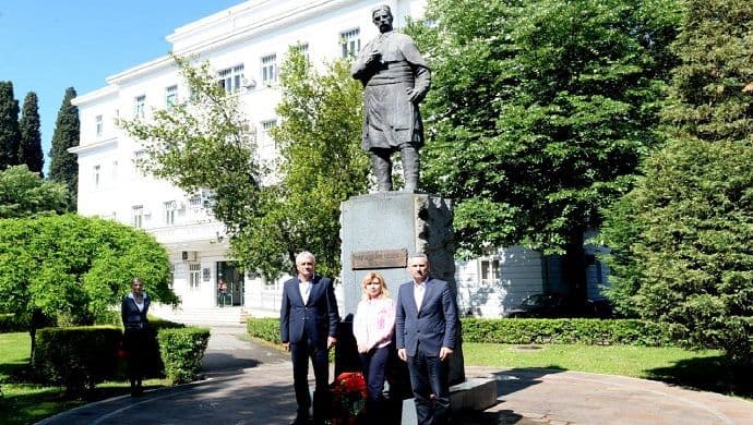 Delegacija Glavnog grada položila vijenac na spomenik Marku Miljanovu Delegacija Glavnog grada položila vijenac na spomenik Marku Miljanovu