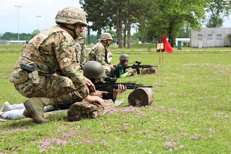 Obuka za predstavnike medija i NVO u gađanju naoružanjem Obuka za predstavnike medija i NVO u gađanju naoružanjem