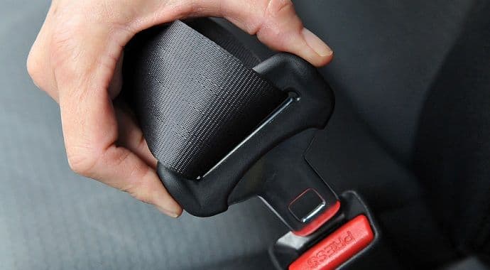 Na izlazu sa javnih parkirališta postaviti znak-Molimo, vežite se Na izlazu sa javnih parkirališta postaviti znak-Molimo, vežite se