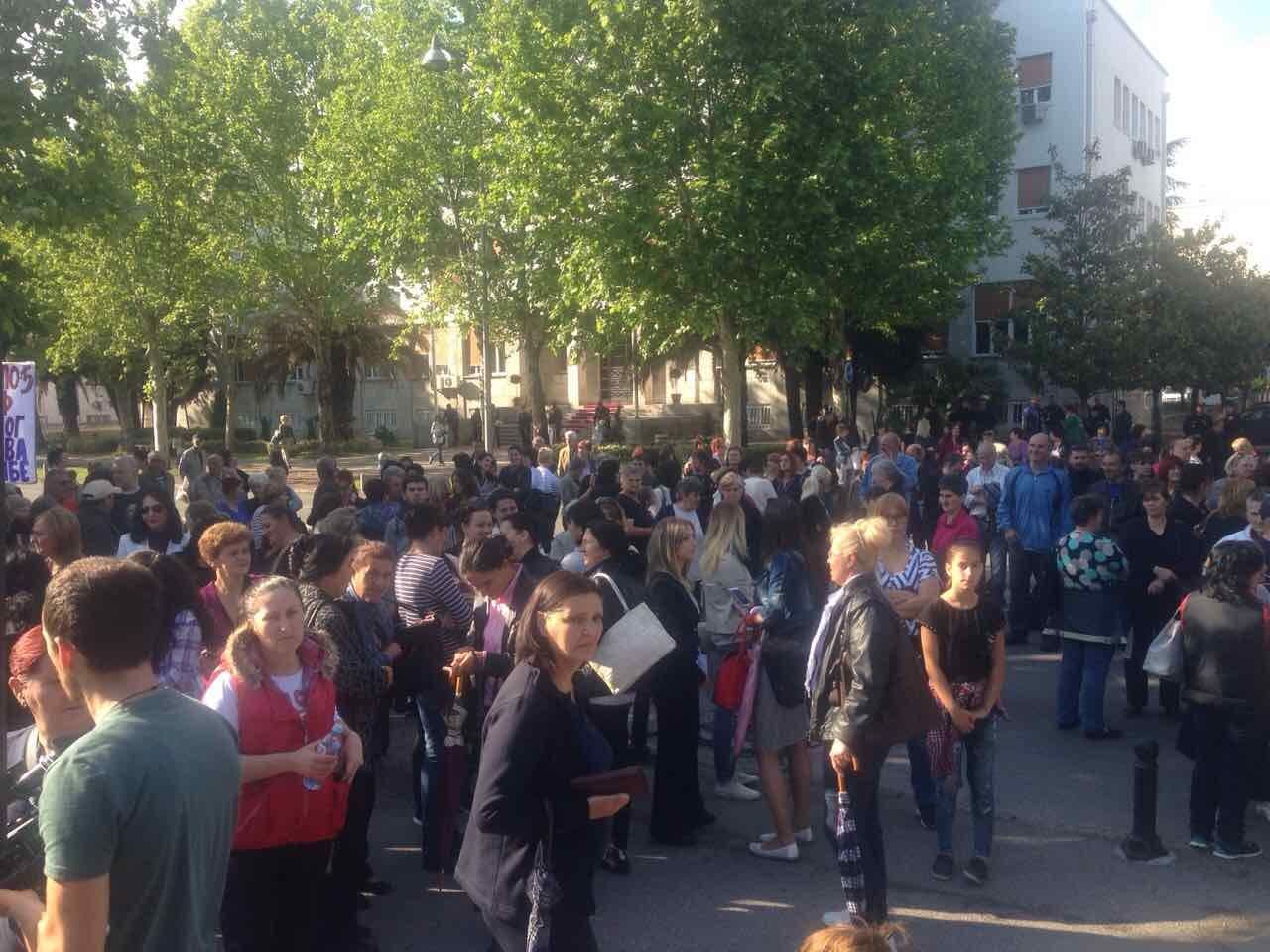 Majke protestuju, Savković poručila: Protest će postati politički Majke protestuju, Savković poručila: Protest će postati politički