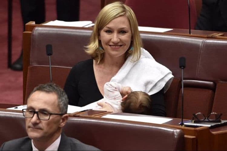 Australijska senatorka podojila bebu u Parlamentu tokom glasanja Australijska senatorka podojila bebu u Parlamentu tokom glasanja