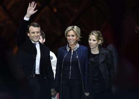 Ćerka Makronove žene išla s njim u razred i zvala ga "BUDALOM" Ćerka Makronove žene išla s njim u razred i zvala ga "BUDALOM"