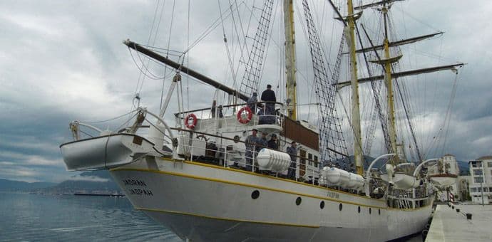 Na školski brod "Jadran" ukrcala se druga grupa Srednje pomorske škole u Kotoru Na školski brod "Jadran" ukrcala se druga grupa Srednje pomorske škole u Kotoru