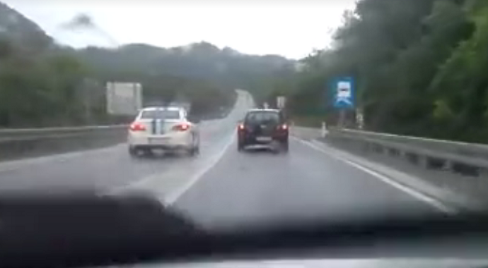 Policijskim vozilom preko pune (Video) Policijskim vozilom preko pune (Video)