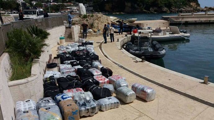 U Ulcinju zaplijenjena tona i po skanka, uhapšena dva lica (VIDEO) U Ulcinju zaplijenjena tona i po skanka, uhapšena dva lica (VIDEO)