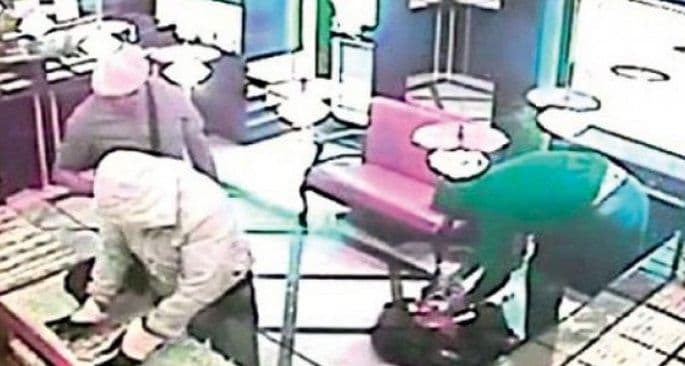 Spektakularna pljačka u Lionu: "Pink Panteri" ukrali krunu od milion eura Spektakularna pljačka u Lionu: "Pink Panteri" ukrali krunu od milion eura