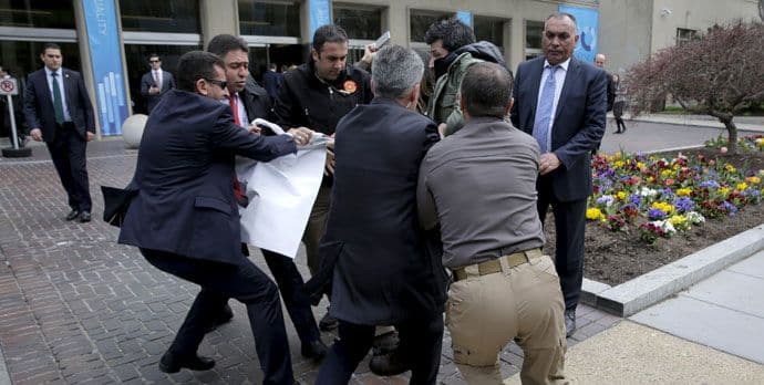 Tuča zbog Erdogana ispred ambasade u Vašingtonu (VIDEO) Tuča zbog Erdogana ispred ambasade u Vašingtonu (VIDEO)