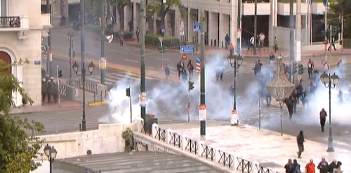 Neredi na ulicama Atine, sjutra nove mjere štednje Neredi na ulicama Atine, sjutra nove mjere štednje