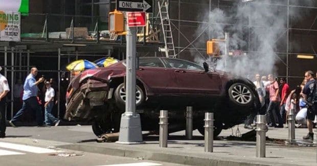 UŽAS u Njujorku: Automobil uletio među pješake, najmanje jedna osoba poginula UŽAS u Njujorku: Automobil uletio među pješake, najmanje jedna osoba poginula