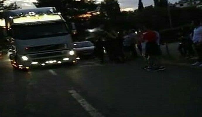 VIDEO: Podgoričanin kamionom došao na matursko veče VIDEO: Podgoričanin kamionom došao na matursko veče