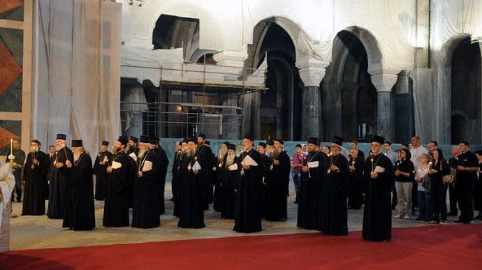 Vladike napale episkopa Maksima zbog Darvinove teorije Vladike napale episkopa Maksima zbog Darvinove teorije