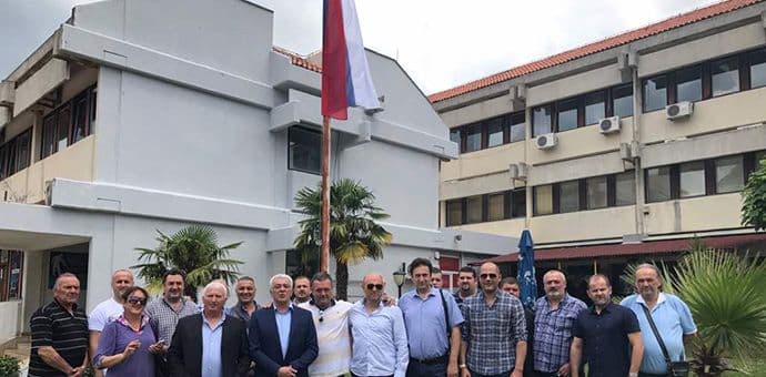 Trobojke u Budvi; Mandić: Srpski narod nema razloga da slavi 21. maj Trobojke u Budvi; Mandić: Srpski narod nema razloga da slavi 21. maj