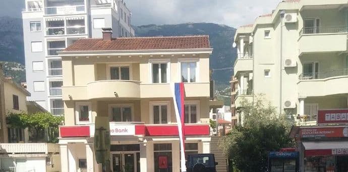 Na kući gradskog menadžera trobojka duga šest metara Na kući gradskog menadžera trobojka duga šest metara