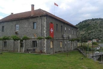 Građani sami ukrašavaju kuće crnogorskim zastavama